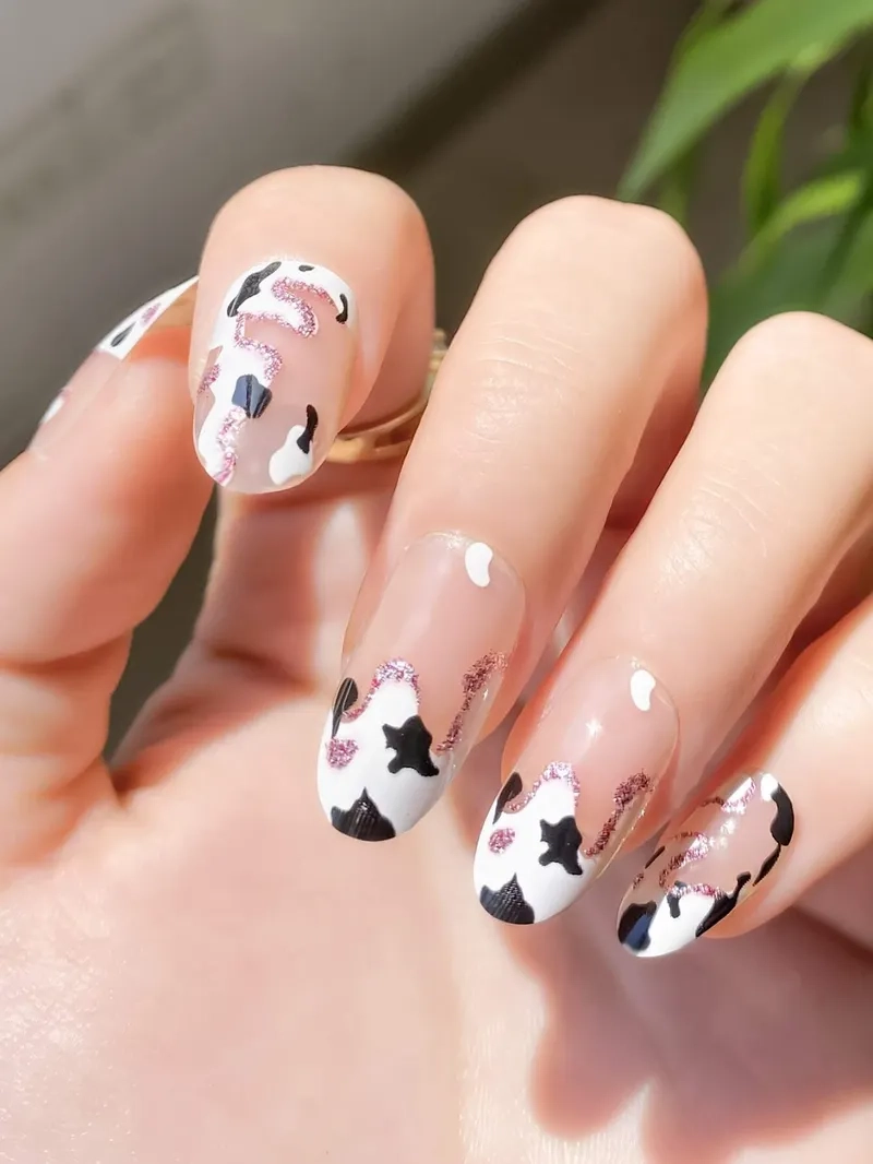 Độc đáo và cá tính với sơn trắng đầu móng tay