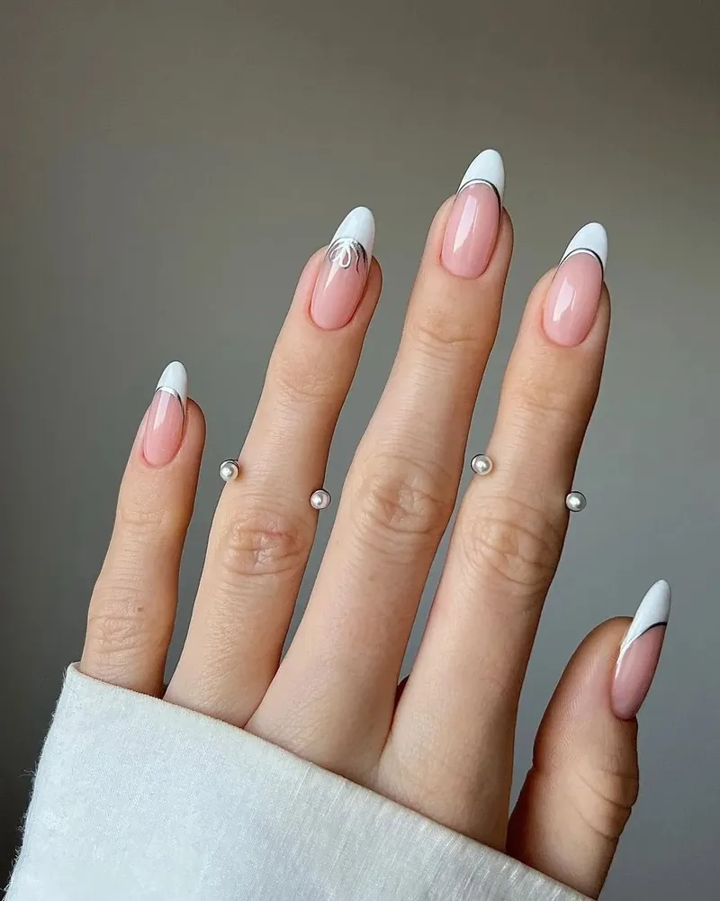 Sơn đầu móng màu trắng đơn giản nhưng đầy sức hút