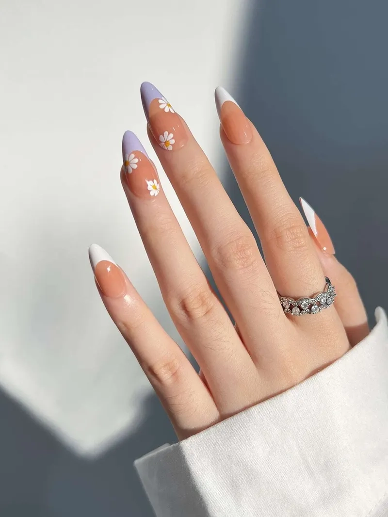 Thêm chút nữ tính với vẽ móng đầu trắng nhẹ nhàng