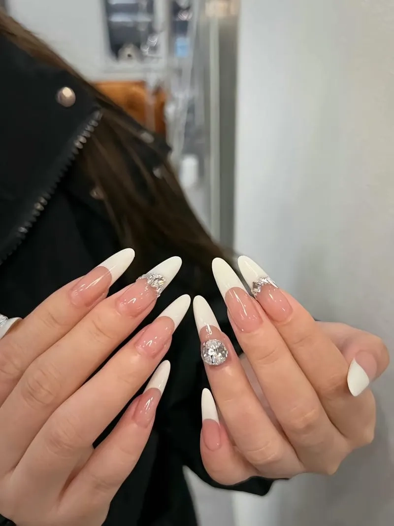 Nâng cấp diện mạo với sơn đầu móng trắng đính đá lấp lánh