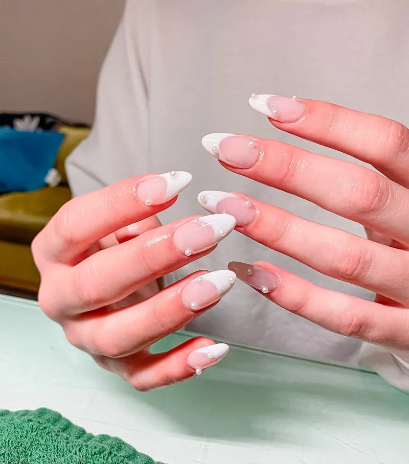 Kiểu nail đầu móng trắng đính đá sang trọng nàng không thể bỏ lỡ