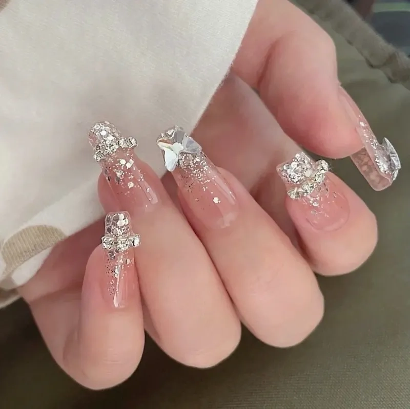 Nail xinh gắn nơ mang lại vẻ đẹp tươi mới và nữ tính