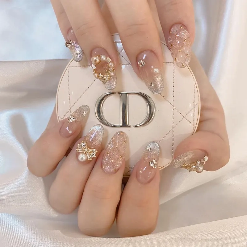 Móng tay đẹp tinh tế hơn với nail đính nơ đơn giản