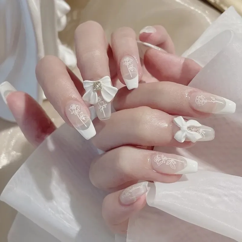 Đơn giản mà thanh thoát với nail đính đá nơ cho mỗi bộ móng