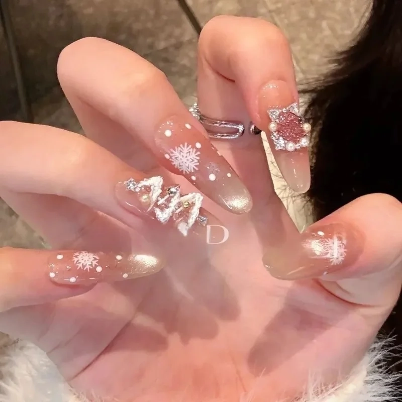 Bí quyết chọn mẫu móng tay giáng sinh hợp mọi phong cách