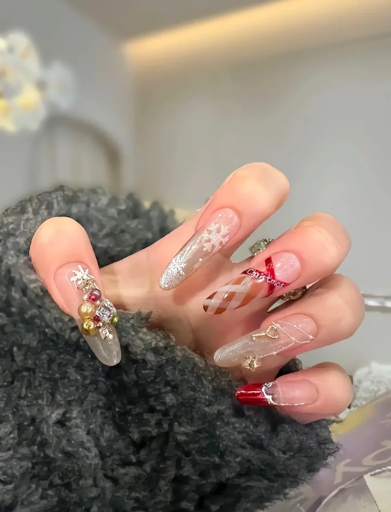 Dễ thương hết nấc với móng noel đơn giản