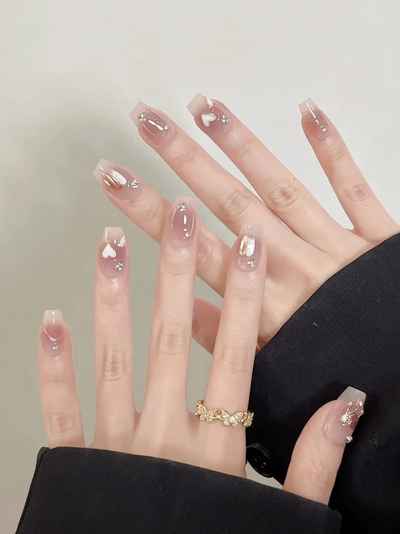 Nail đính đá hàn quốc giúp bạn tỏa sáng và thêm phần quyến rũ