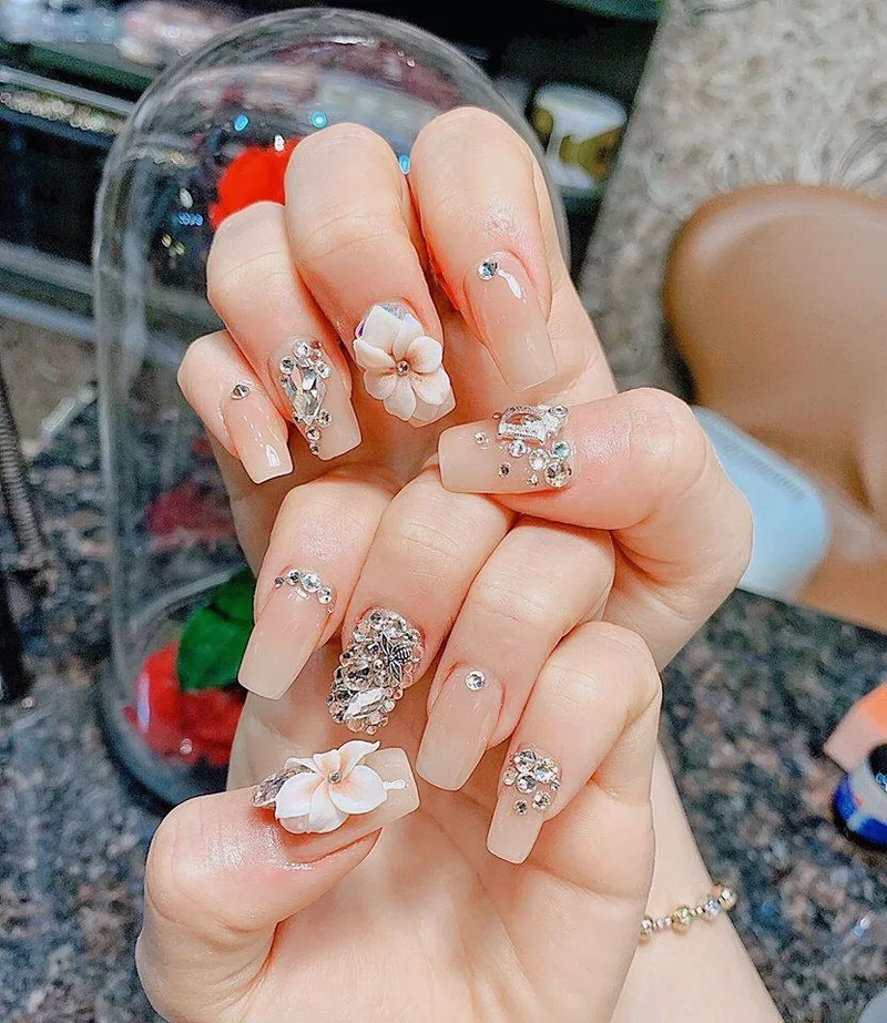 Mẫu hoa nổi nail nhẹ nhàng, thanh lịch mà đầy ấn tượng