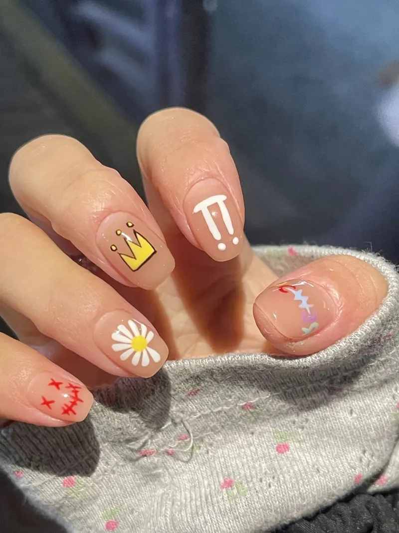 Hô biến đôi tay với bộ nail hoa cúc