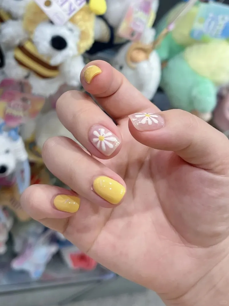 Top trending là đây mẫu hoa cúc nail