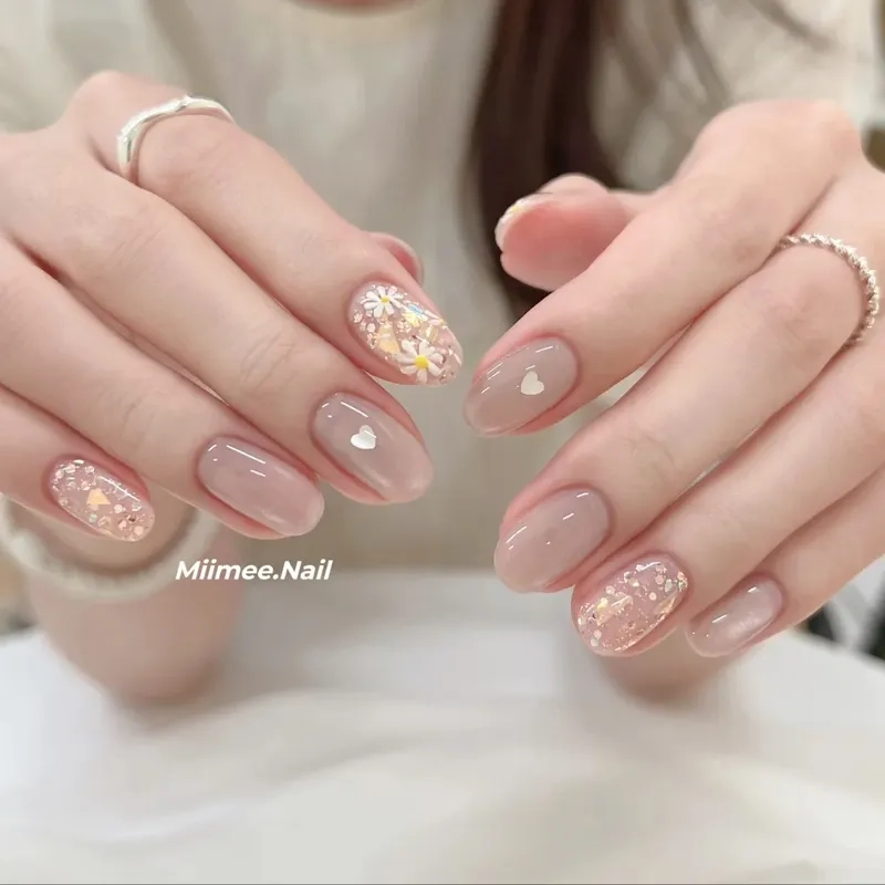 Dễ thương hết mức với mẫu móng hoa cúc