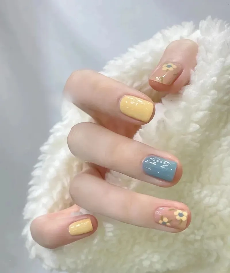 Thử ngay kiểu mới với mẫu vẽ hoa cúc nail