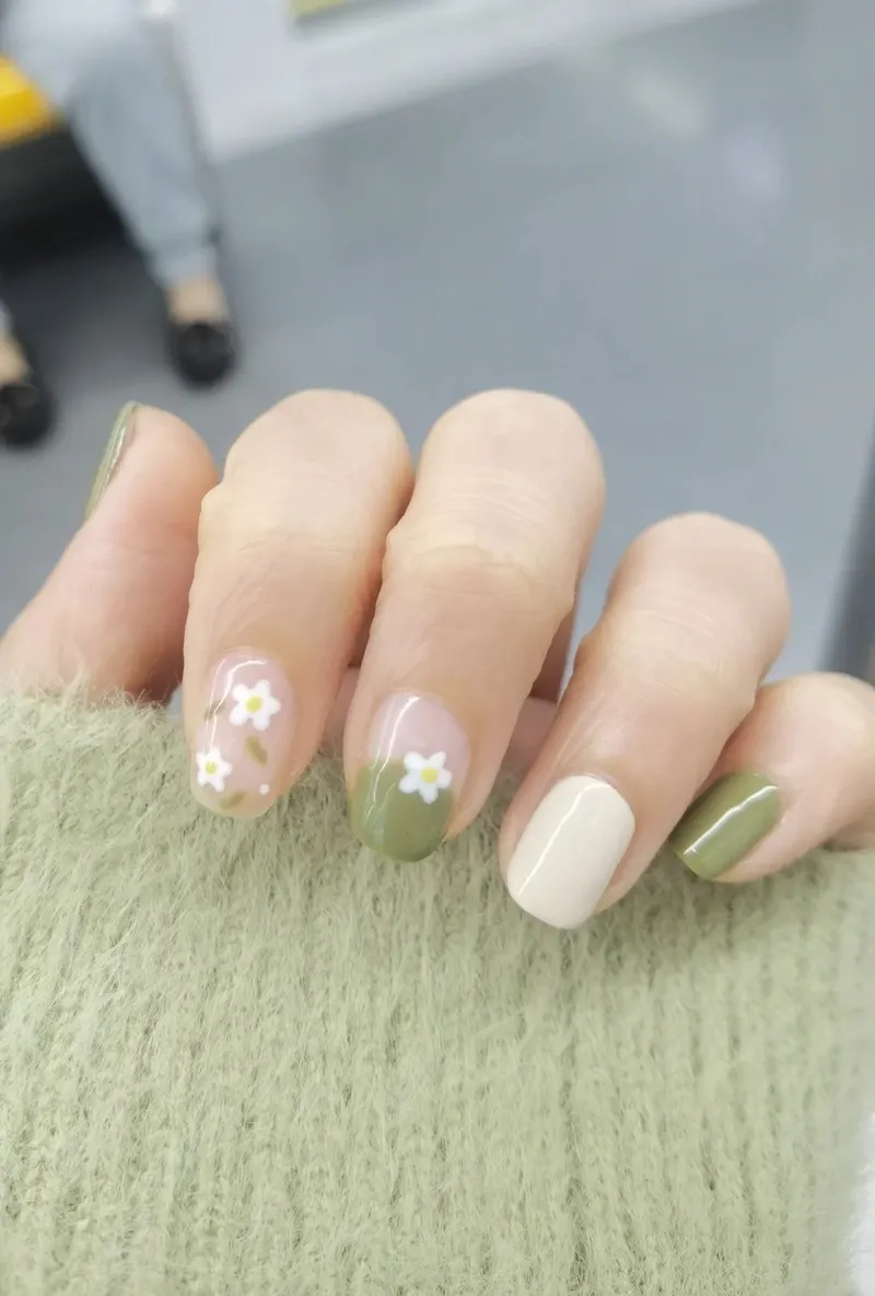Chạm nhẹ yêu kiều với vẽ bông cúc nail