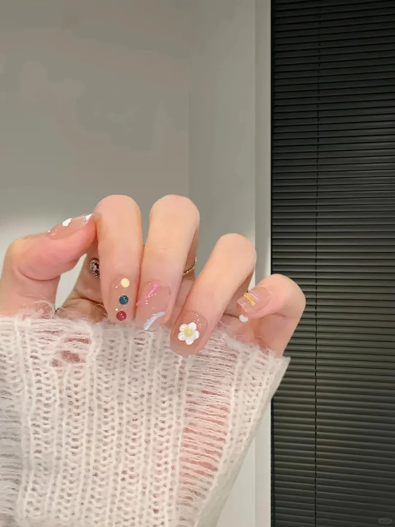 Ngọt ngào dịu dàng với vẽ hoa cúc họa mi nail