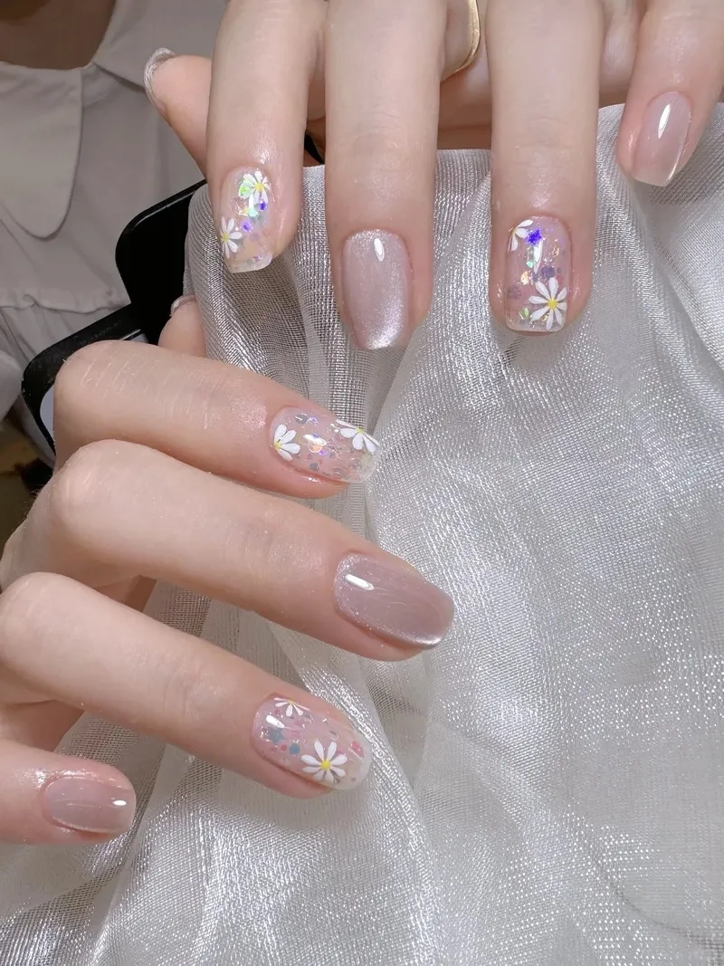 Độc đáo lạ mắt từ vẽ hoa cúc nail