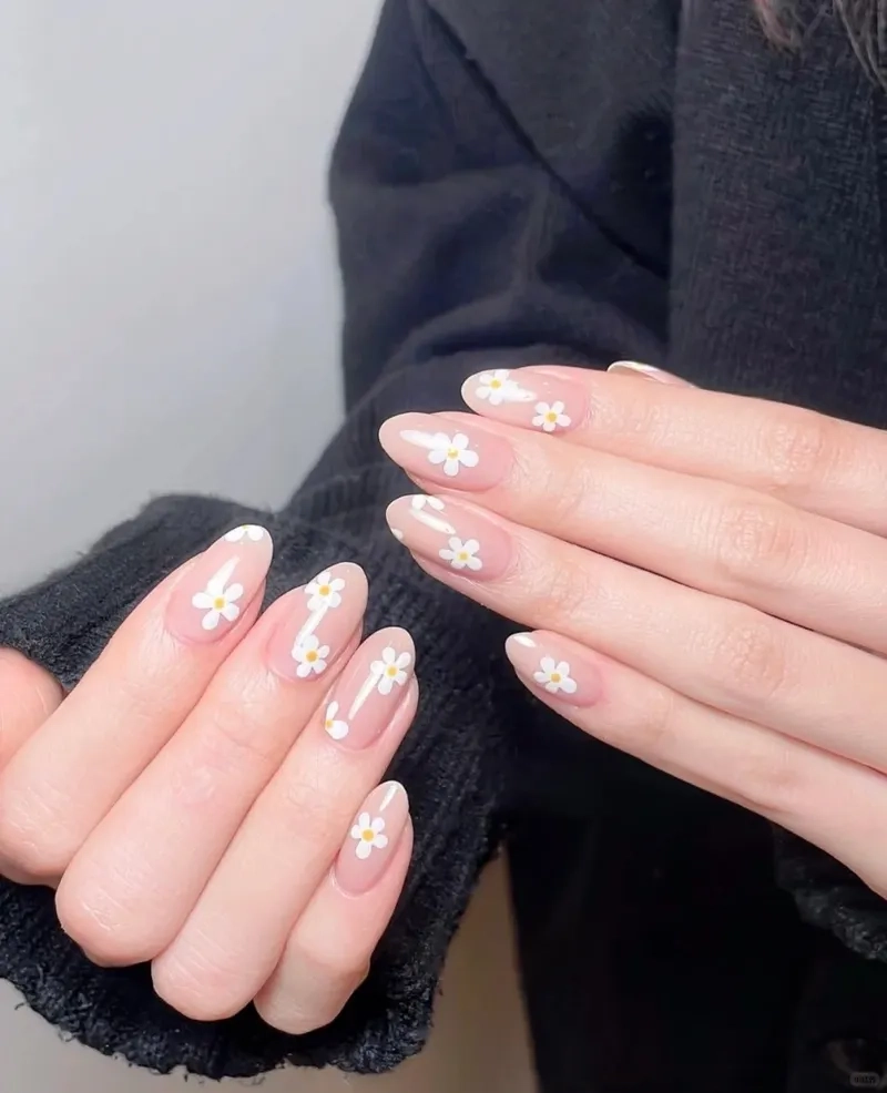 Nghệ thuật trong từng nét vẽ hoa cúc trên móng tay