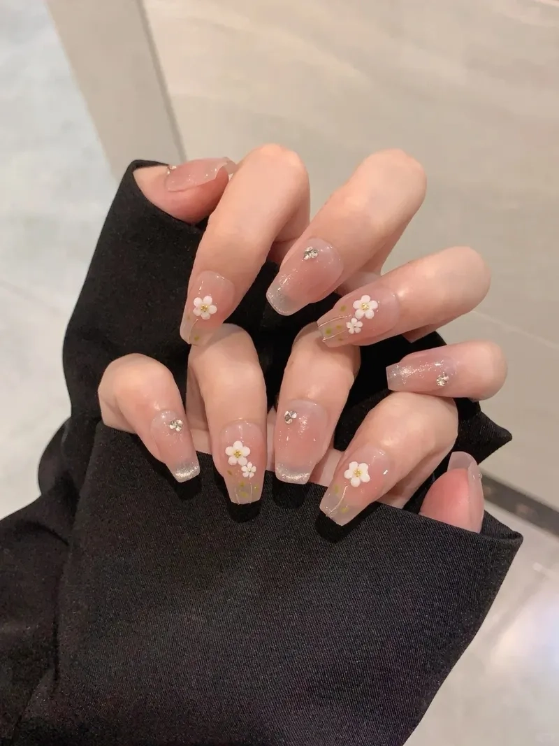 Nhẹ nhàng như nắng mai với vẽ móng bông cúc