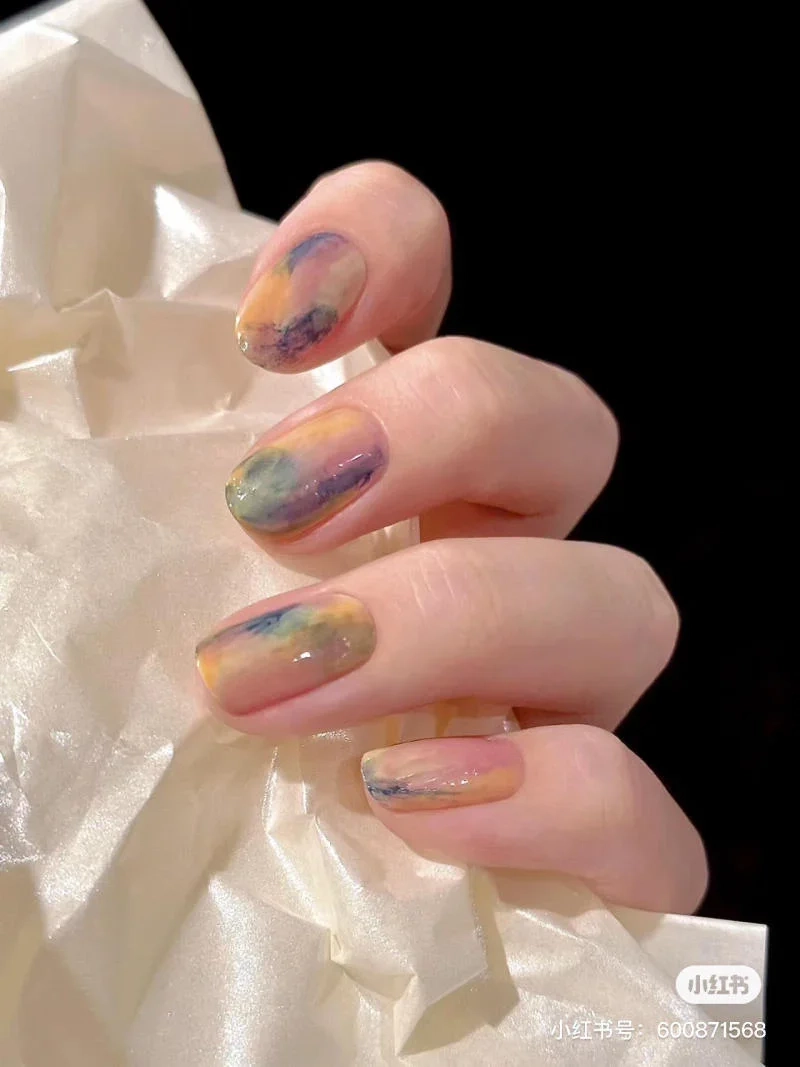 Tạo điểm nhấn nhẹ nhàng bằng sơn móng loang pastel