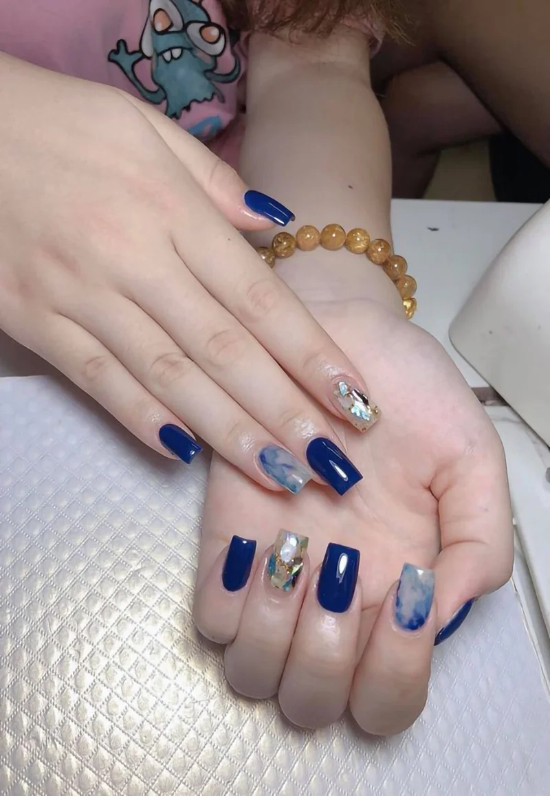 Phối màu phá cách với kiểu loang cồn nail siêu độc