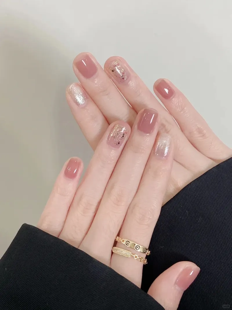 Sơn gel nude tạo độ bóng tuyệt vời cho móng tay của bạn