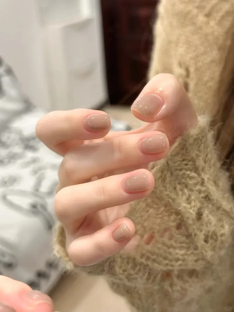 Vẽ móng màu nude giúp bạn tạo nên những kiểu móng tuyệt đẹp
