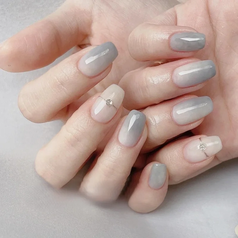 Đẹp tinh tế cùng nail xám thời thượng