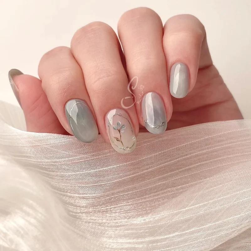 Cá tính nhẹ nhàng với nail màu ghi xám cực cuốn