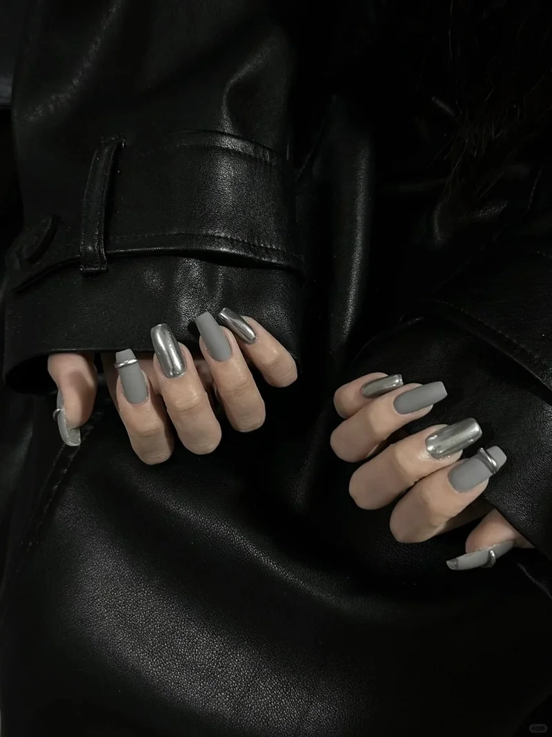 Sang chảnh hút mắt với nail xám khói cực đỉnh