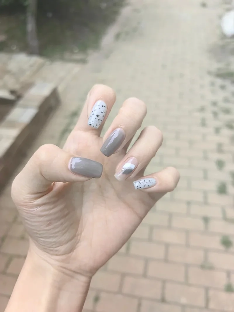 Tinh tế từng chi tiết với mẫu móng chân màu xám