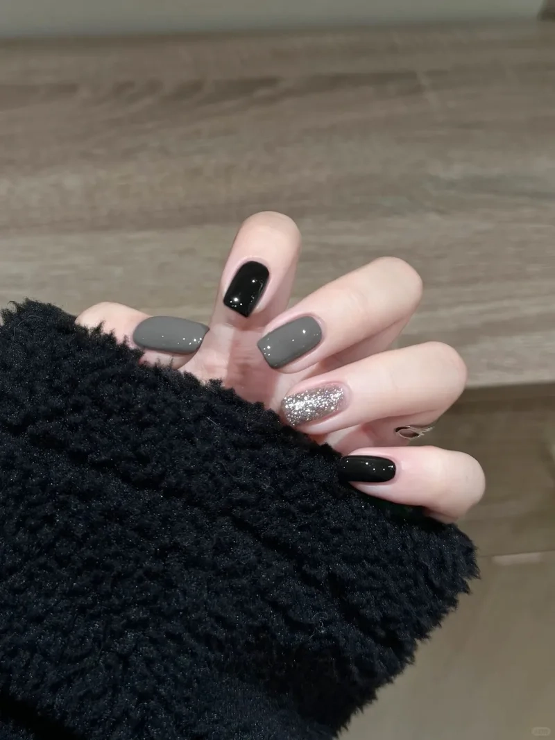 Xu hướng 2025 gọi tên mẫu nail màu xám