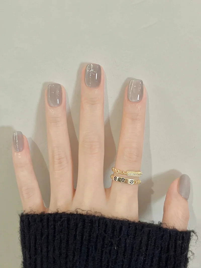 Chiếm spotlight với mẫu nail xám đẹp tinh tế