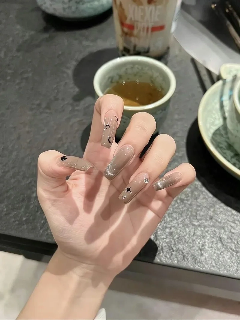 Lên đồ cực dễ với mẫu nail đẹp màu xám