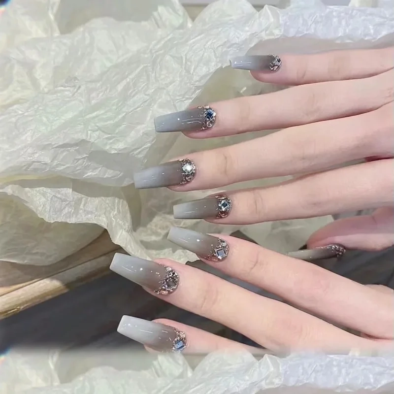 Cực hút ánh nhìn với nail màu xám tro sang chảnh