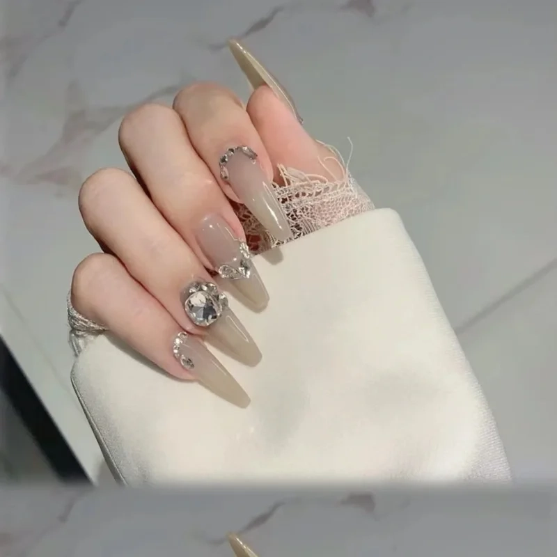 Ngại gì không thử nail màu xám đẹp nhẹ nhàng mà nổi bật