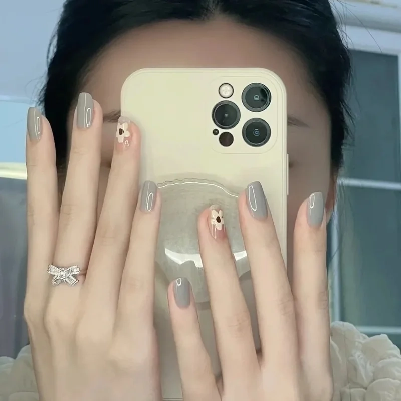 Mix & match cực hợp với nail tone xám