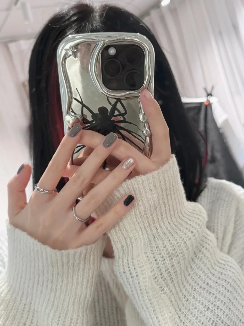 Tô điểm sắc đẹp với nail xám ghi nhẹ nhàng mà cá tính