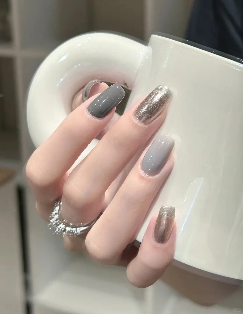 Nổi bật cực phẩm với sơn móng tay màu xám khói