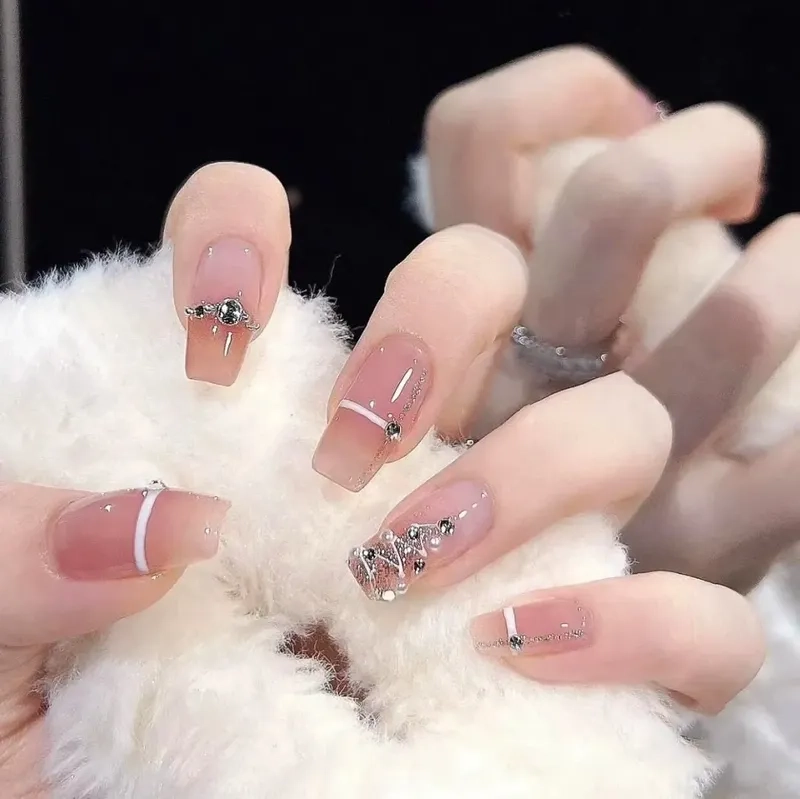 Không thể bỏ qua mẫu nail móng vuông ngắn hot nhất