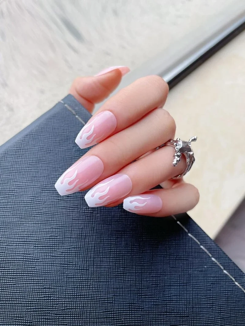 Tạo phong cách mới mẻ với nail hình lửa đầy cá tính