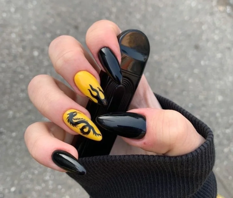 Tạo phong cách riêng với nail đen lửa ấn tượng