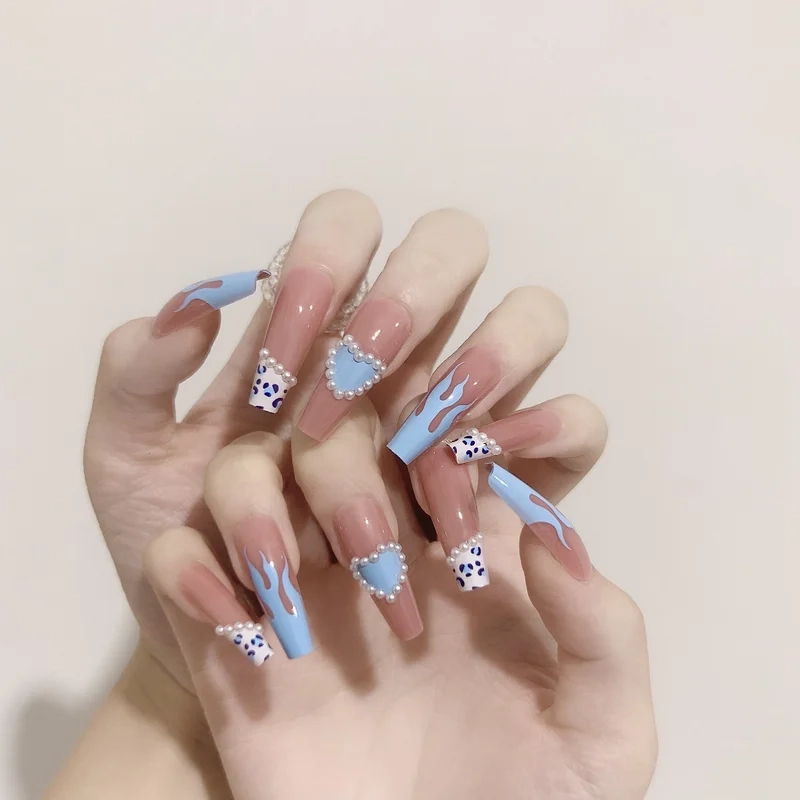Chọn ngay nail lửa xanh để thêm phần nổi bật