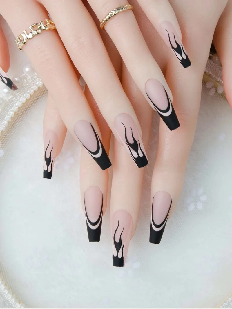Vẽ ngọn lửa nail giúp bạn tạo điểm nhấn đặc biệt cho đôi tay