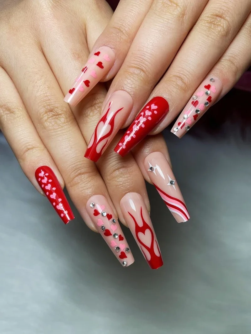 Nổi bật với nail lửa đỏ cực kỳ ấn tượng