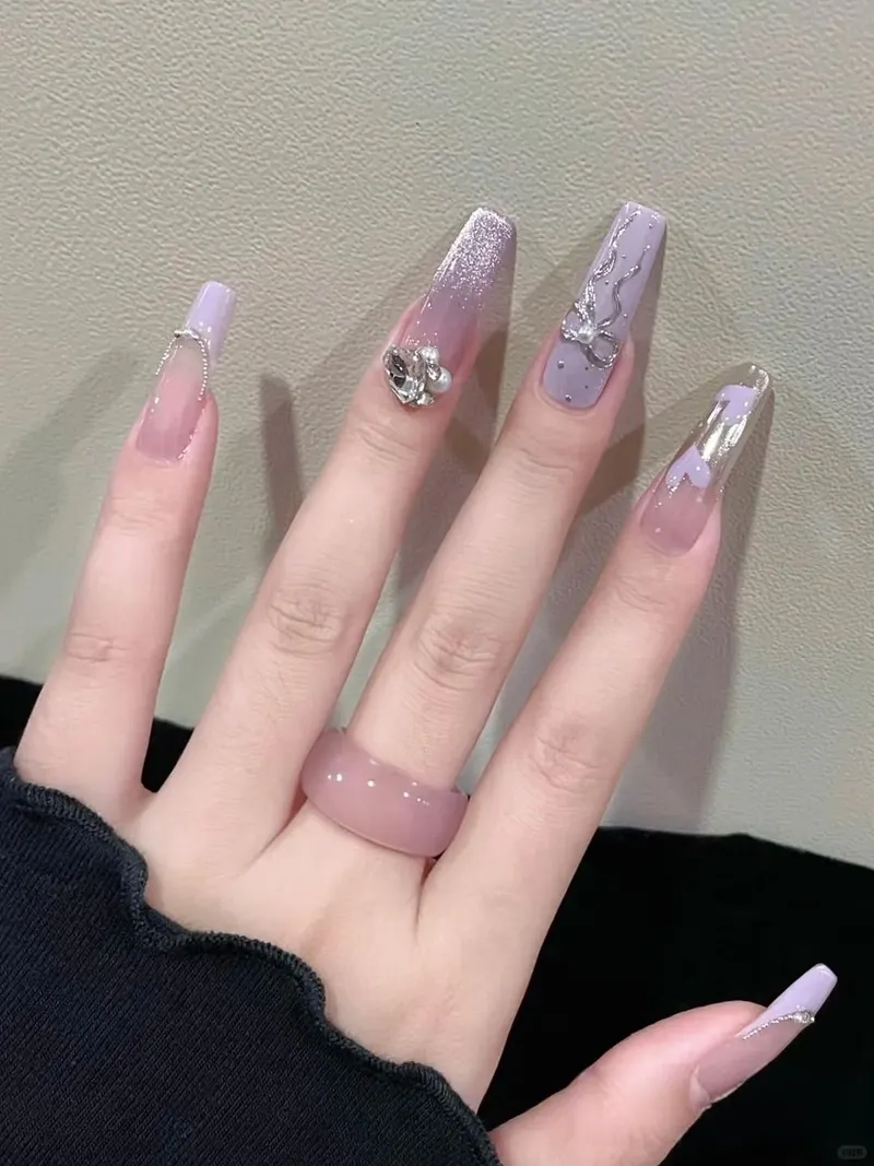 Nổi bật với nails màu tím sang trọng