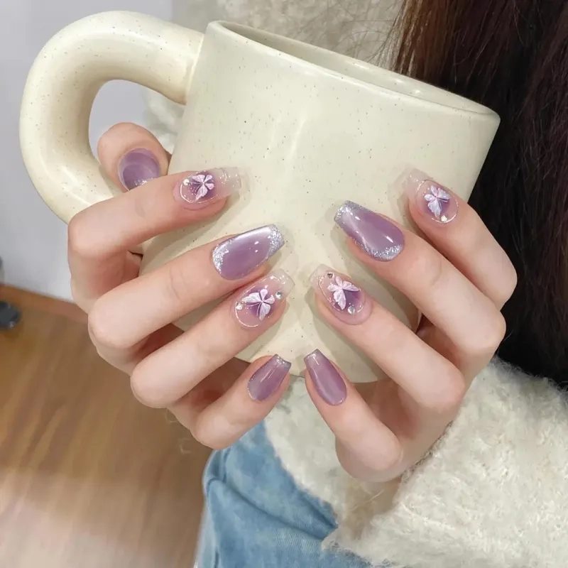 Nổi bật mọi nơi với móng tay màu tím hot trend