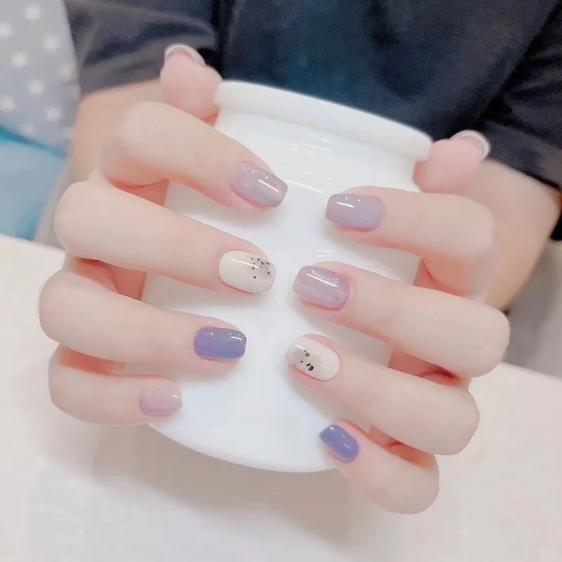 Chọn nail tone tím để thêm phần cá tính