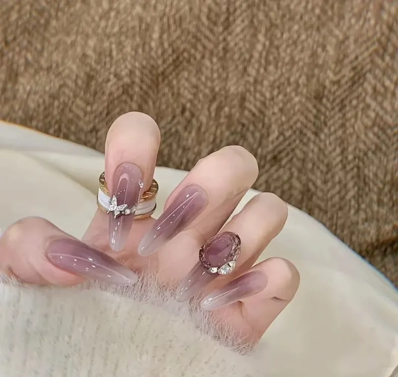 Nail tím đẹp luôn thu hút mọi ánh nhìn