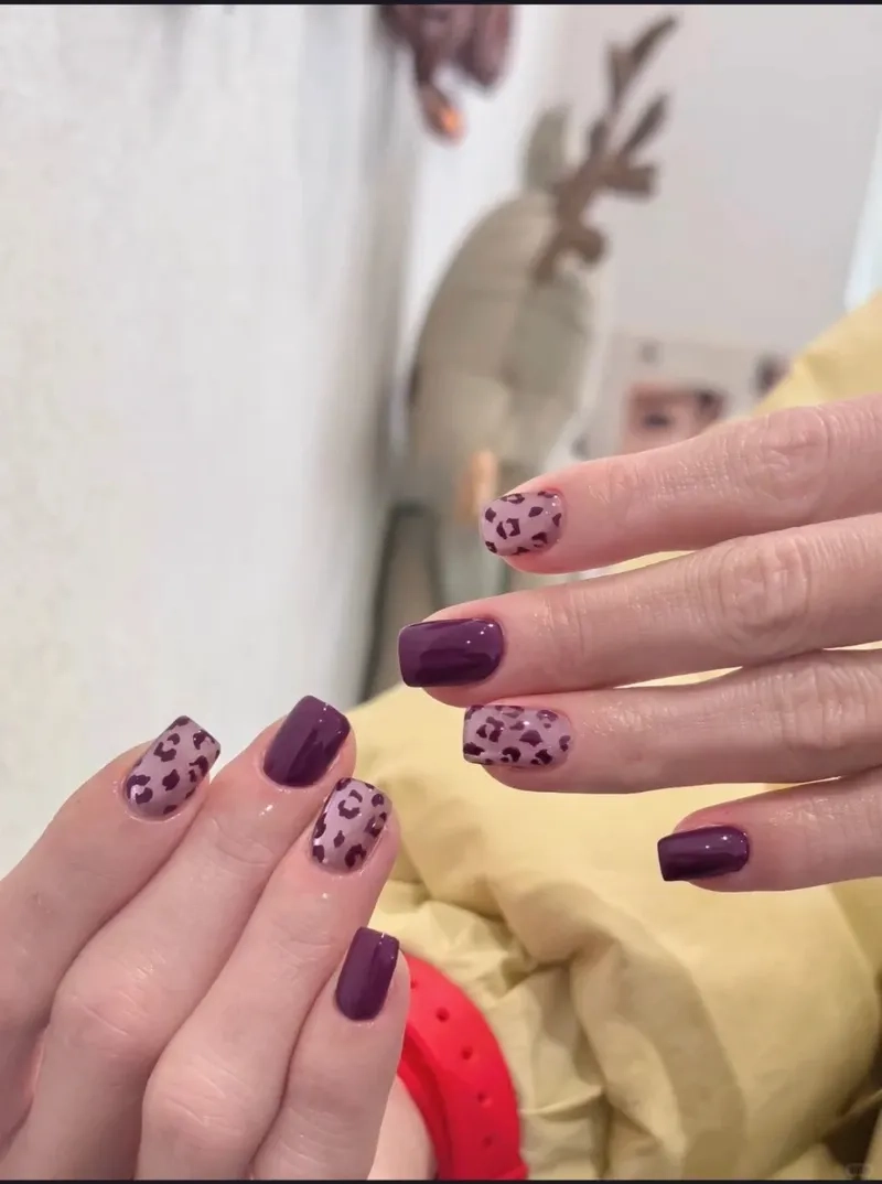 Tỏa sáng với sơn móng màu tím tinh tế