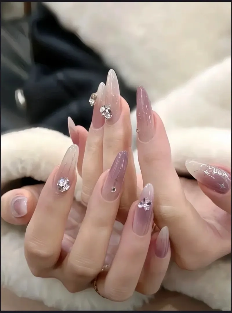 Đẹp ngọt ngào với sơn móng màu tím pastel
