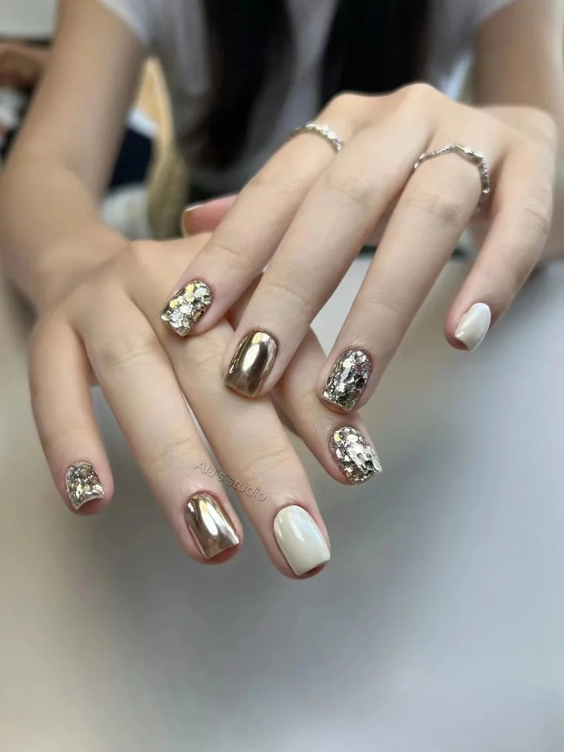 Cực kỳ nổi bật cùng mẫu nail tráng gương nổi